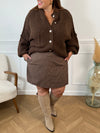 La jupe short Polia grande taille offre une coupe droite confortable avec un motif pied de poule élégant. Elle dispose de deux poches latérales pratiques, de trois boutons factices sur le côté, et d’un élastique à la taille pour un ajustement facile.