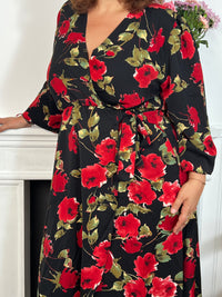 La robe longue grande taille Rosalina offre un confort ajusté grâce à son col cache-cœur, ses manches longues et son élastique à la taille. Son lien à nouer souligne la silhouette tandis que les motifs floraux illuminent votre style avec délicatesse.