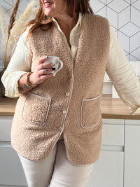 Gilet beige sans manches effet moumoute
Gilet
Sans manches
2 poches à l'avant
Moumoute
Boutons sur la longueur
Couleur : beige