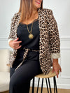 Blazer à motifs léopard grande taille pour femme, élégant et tendance. Manches longues avec épaulettes structurées, deux poches factices sur le devant. Doublé pour un tombé parfait. Couleurs modernes : noir, taupe, camel et beige