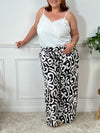 Sublimez votre silhouette avec le pantalon Linzy, une pièce audacieuse en noir ornée de motifs élégants. Sa coupe ample célèbre vos courbes tout en garantissant un confort optimal pour toutes les occasions.&nbsp;