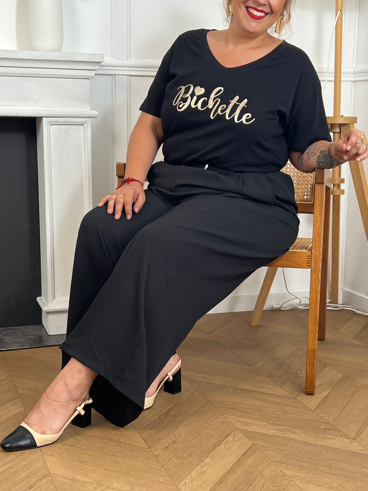 Adoptez le confort avec ce tee-shirt grande taille noir, orné d’une inscription "Bichette" élégante en doré. Ses manches courtes et son col rond offrent une coupe agréable qui s’adapte parfaitement à votre silhouette.&nbsp;