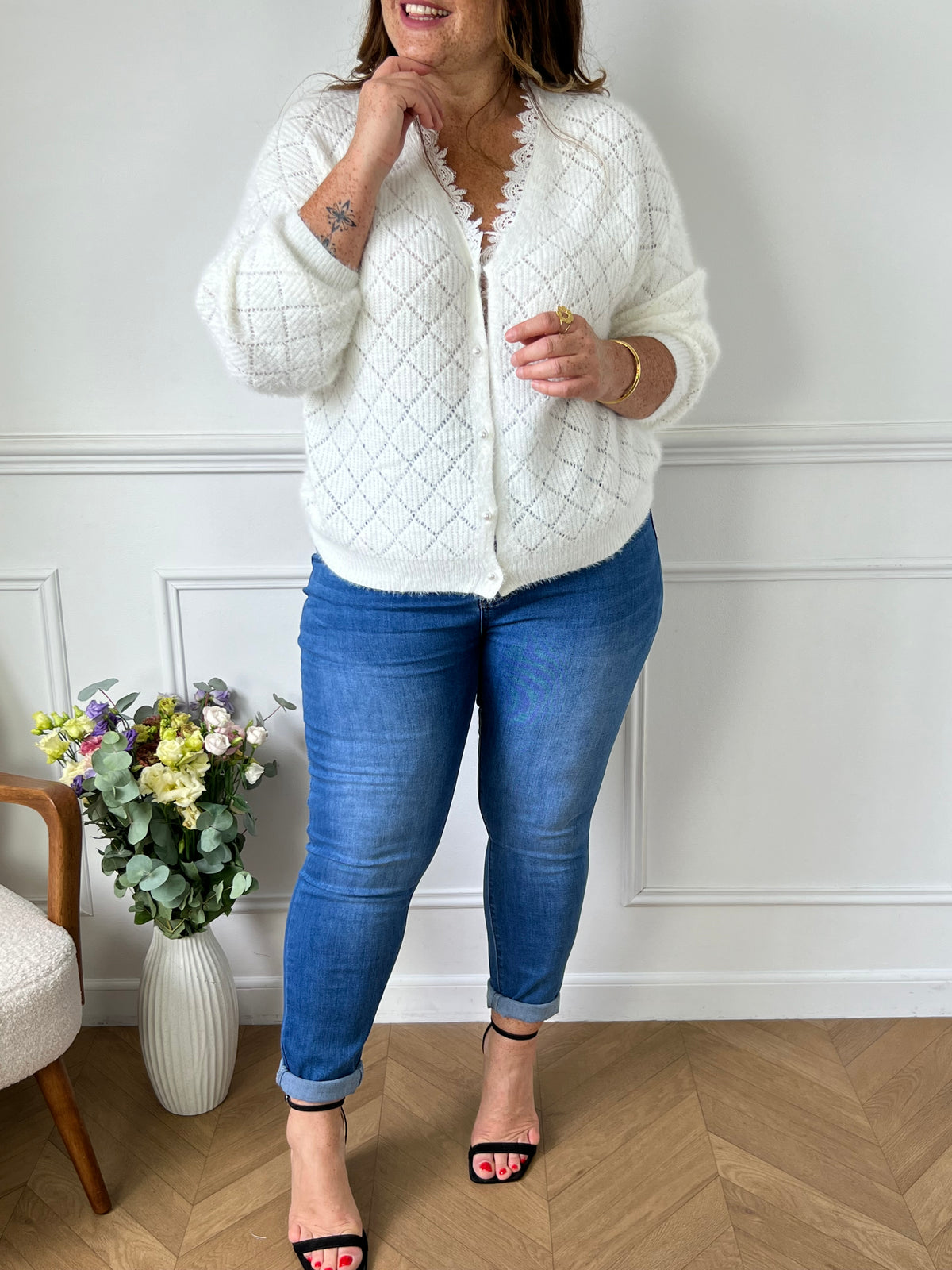 Offrez-vous un look élégant avec notre Gilet écru Meloa. Avec ses manches longues et son col en V orné de dentelle, ce gilet peut être porté des deux côtés pour plus de polyvalence. Les boutons en perles ajoutent une touche de sophistication. Disponible en grande taille pour toutes les femmes.