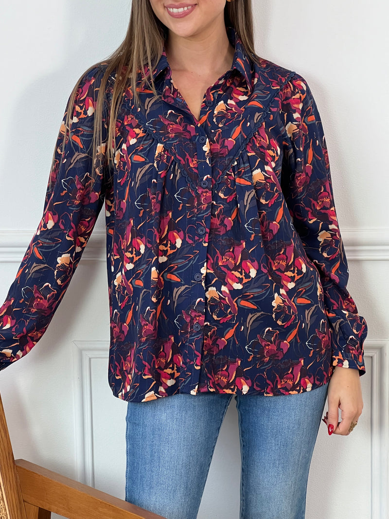 Découvrez notre chemise bleue à motifs Layna ! Avec ses manches longues et son col chemise, elle vous apportera une touche d'élégance. Ses motifs floraux et sa broderie sur le devant et aux épaules ajoutent une touche de charme. Parfait pour une tenue de tous les jours ou pour une occasion spéciale !