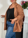 Cette veste camel en effet daim, ornée de franges au dos et aux manches, offre un style unique. Ses manches longues et ses poches latérales pratiques allient élégance et confort, idéale pour les grandes tailles.