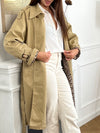 Ajoutez une touche de féminité et de style à votre garde-robe avec notre trench Marlyne en camel. Doté d'une ceinture amovible à la taille et aux manches pour une silhouette flatteuse. Parfait pour toutes les occasions, ce trench est fendu à l'arrière pour un look à la fois chic et pratique.