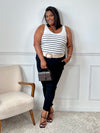 Top côtelé à rayures noires grande taille pour femme – Ce top à bretelles non réglables présente un col V à l’avant et à l’arrière, avec un dos légèrement plus long pour plus de confort. Rayé noir sur fond écru, il est orné d’un détail marinière doré sur le devant. Coupe côtelée agréable à porter