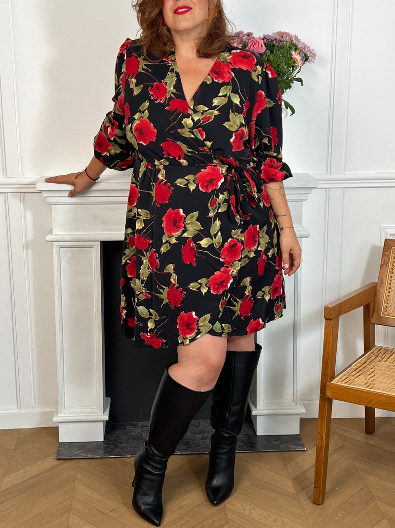 La robe courte grande taille Rosalina offre un confort ajusté grâce à son col cache-cœur, ses manches longues et son élastique à la taille. Son lien à nouer souligne la silhouette tandis que les motifs floraux illuminent votre style avec délicatesse.