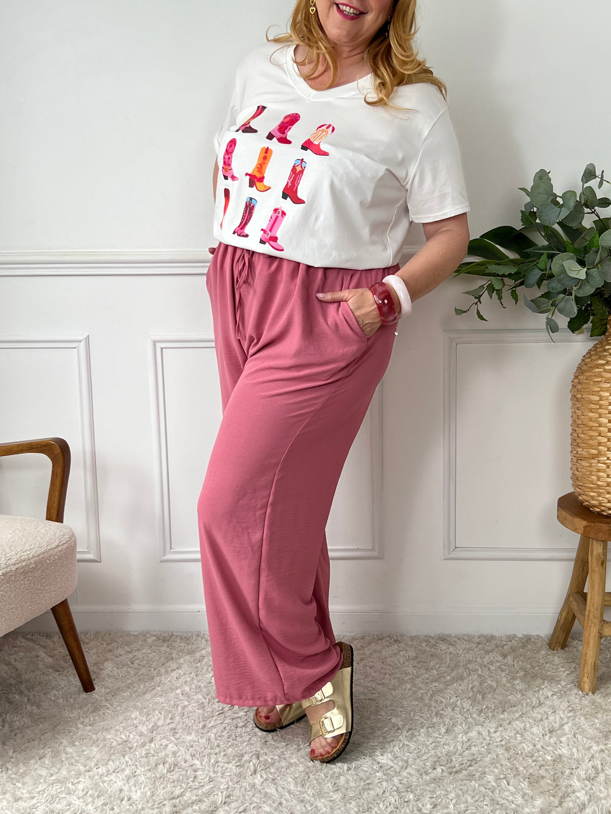 Découvrez notre Tee-shirt écru Yael, idéal pour les grandes tailles! Avec un imprimé de bottes, un col v et des manches courtes, ce tee-shirt apportera une touche de style à vos tenues.&nbsp;
