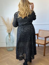 Découvrez notre robe longue noire à motifs pour femme "Kassia". Avec son imprimé léopard, cette robe ajoutera une touche de style et de sophistication à n'importe quelle tenue. Confortable et élégante, cette robe est parfaite pour toutes les occasions. Ajoutez-la à votre collection dès aujourd'hui !