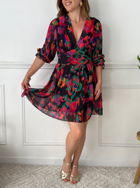 Audacieuse et pleine de charme, cette robe courte noire se pare de motifs colorés pour un look à la fois chic et dynamique. Sa coupe flatteuse en fait une pièce facile à porter, du quotidien aux soirées estivales.