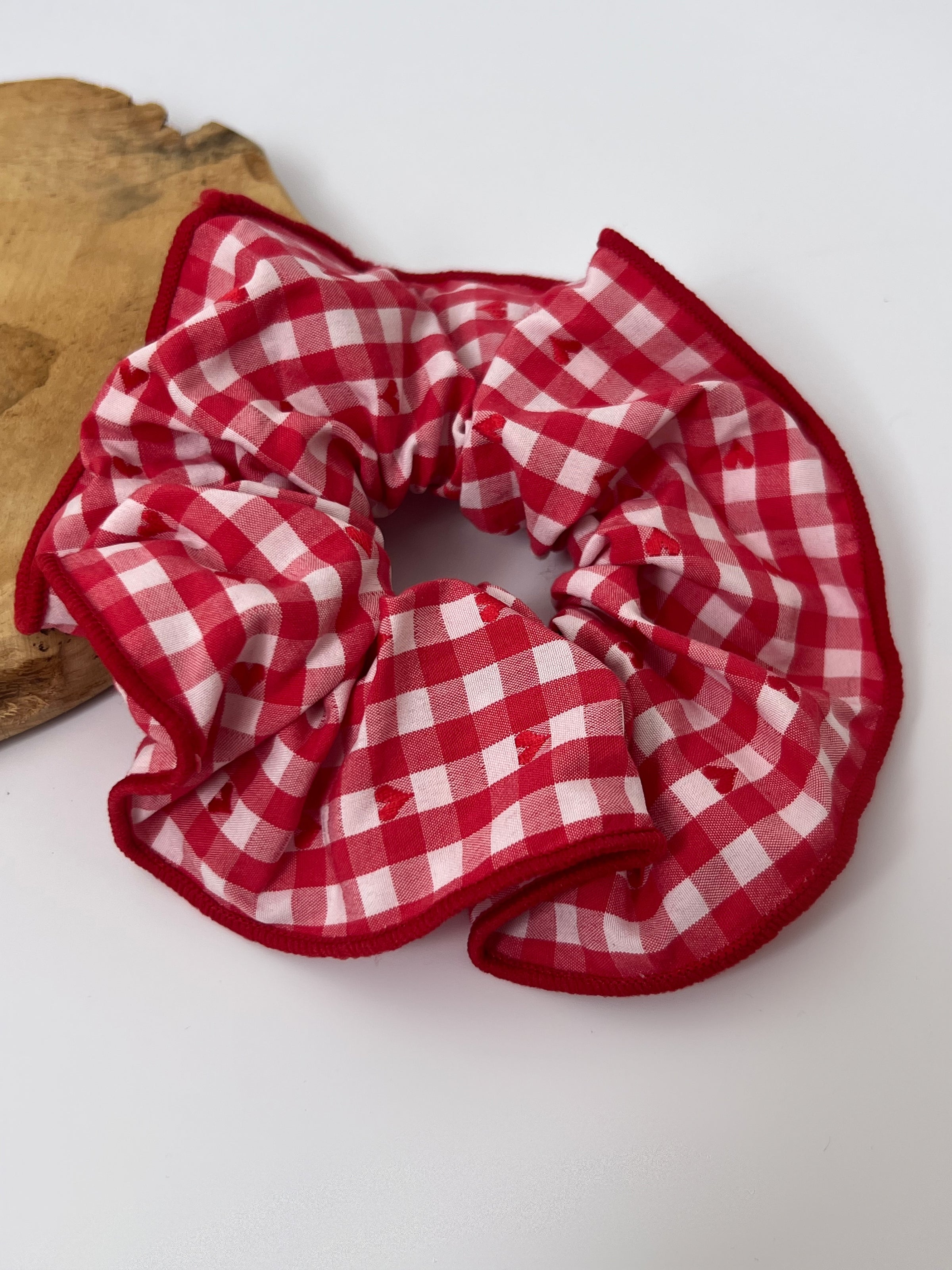 Red patterned scrunchie: Auralie