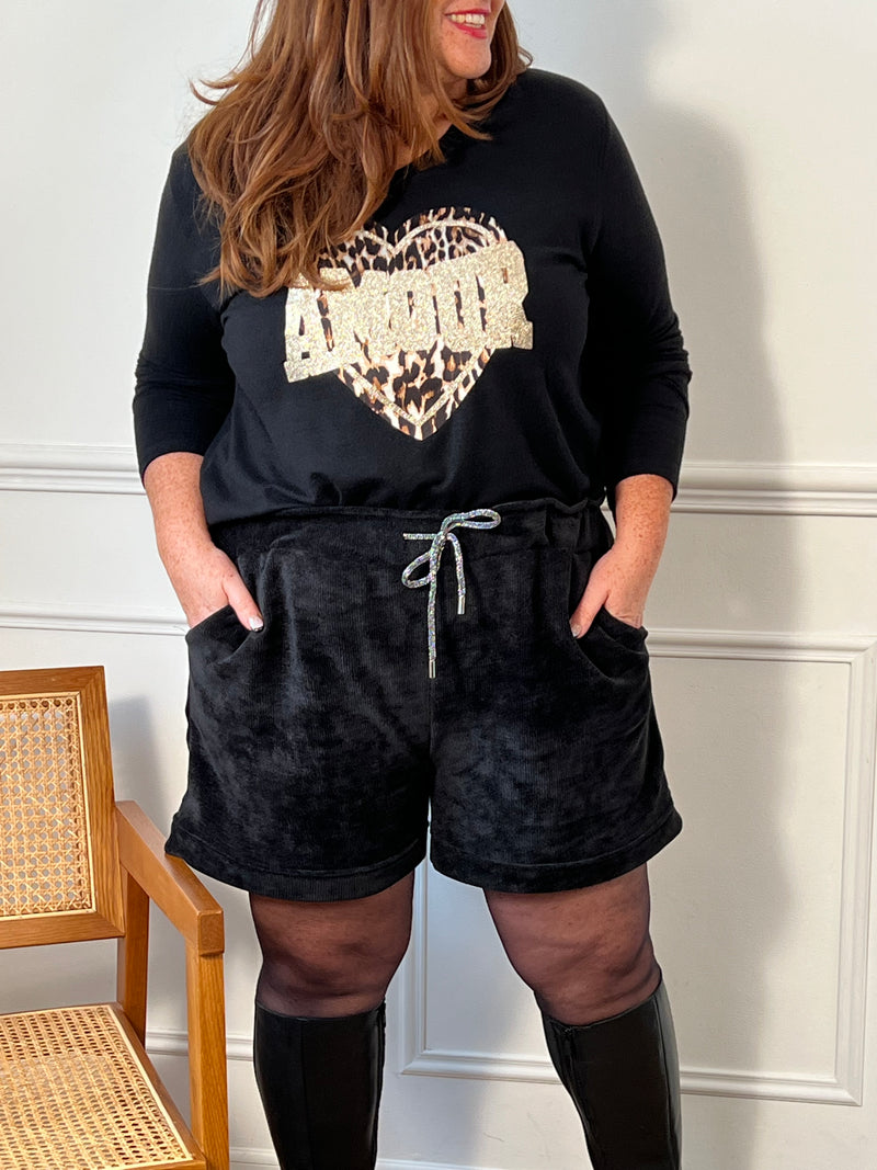 Craquez pour ce pull fin noir aux manches longues, alliant douceur et style. Son inscription "amour" et son cœur au motif léopard apportent une touche tendance et romantique. Idéal pour un look chic et confortable au quotidien !