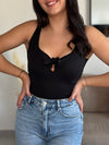 Ce body noir décolleté est parfait pour les femmes. Avec son col en V, il apporte une touche élégante et sensuelle. Le lien qui noue le décolleté ajoute une touche de charme. Sans manches, il est idéal pour les sorties en soirée. Ajoutez un peu de noir à votre garde-robe avec le body Louve !
