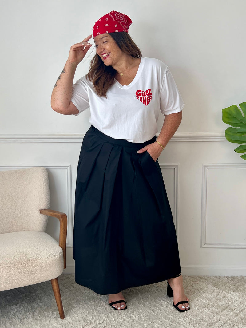 La jupe noire plissée de grande taille incarne une élégance intemporelle. Avec sa coupe longue, elle offre une silhouette flatteuse et tendance. Cette pièce allie style et confort, créant une tenue sophistiquée et moderne pour les femmes de grande taille.