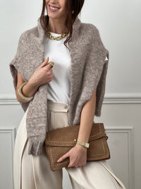 Avec son col rond et ses boutons sur la longueur, ce gilet offre une touche d'élégance à toute tenue. Restez au chaud tout en ajoutant une touche de style à votre garde-robe.