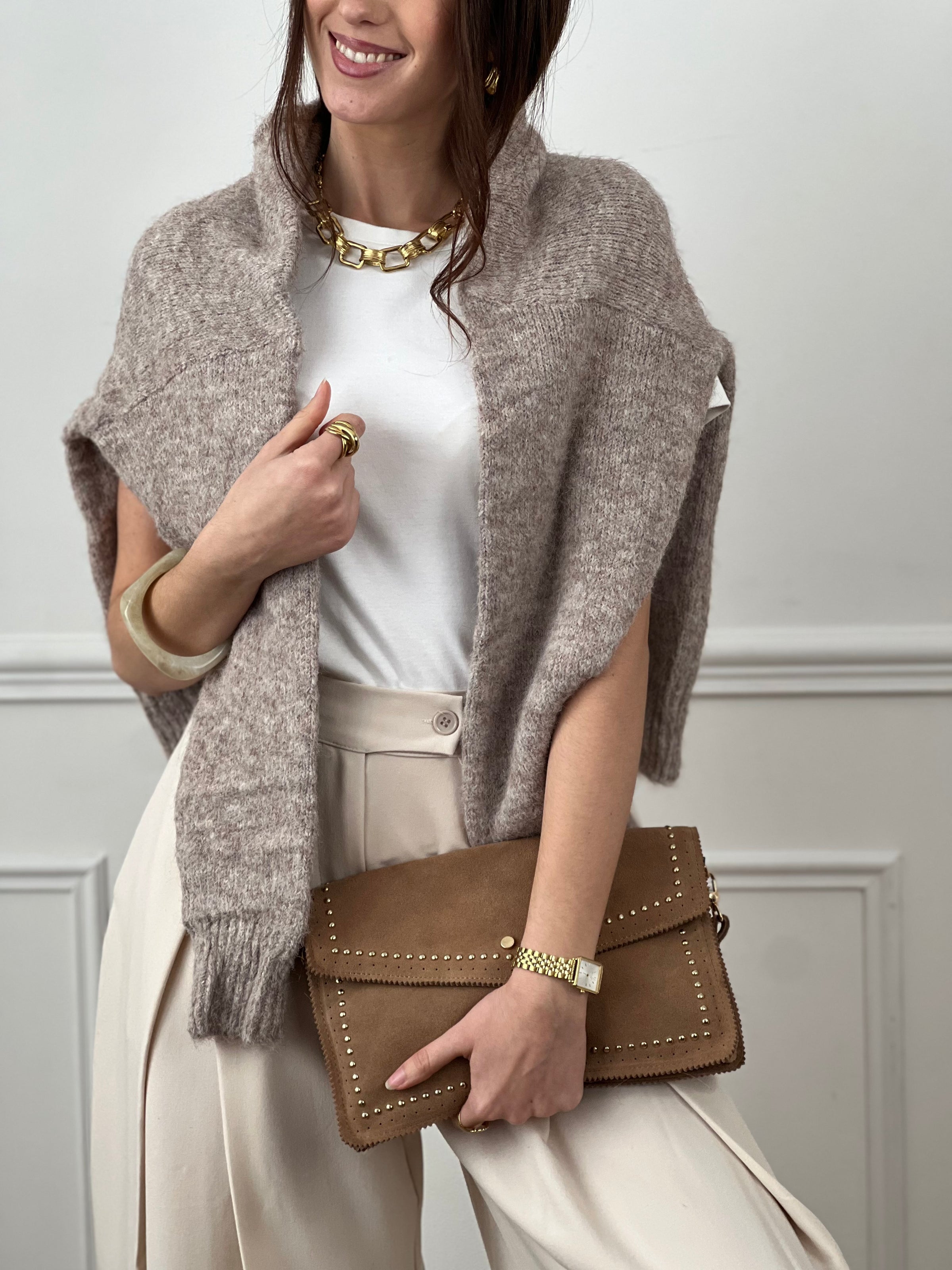 Avec son col rond et ses boutons sur la longueur, ce gilet offre une touche d'élégance à toute tenue. Restez au chaud tout en ajoutant une touche de style à votre garde-robe.