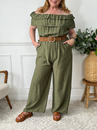 Cette combinaison kaki grande taille est polyvalente et élégante. Son col bateau élastique avec volants, sa taille élastique et sa ceinture amovible mettent en valeur votre silhouette. Avec ses poches latérales, vous avez tout ce dont vous avez besoin pour partir à l'aventure.