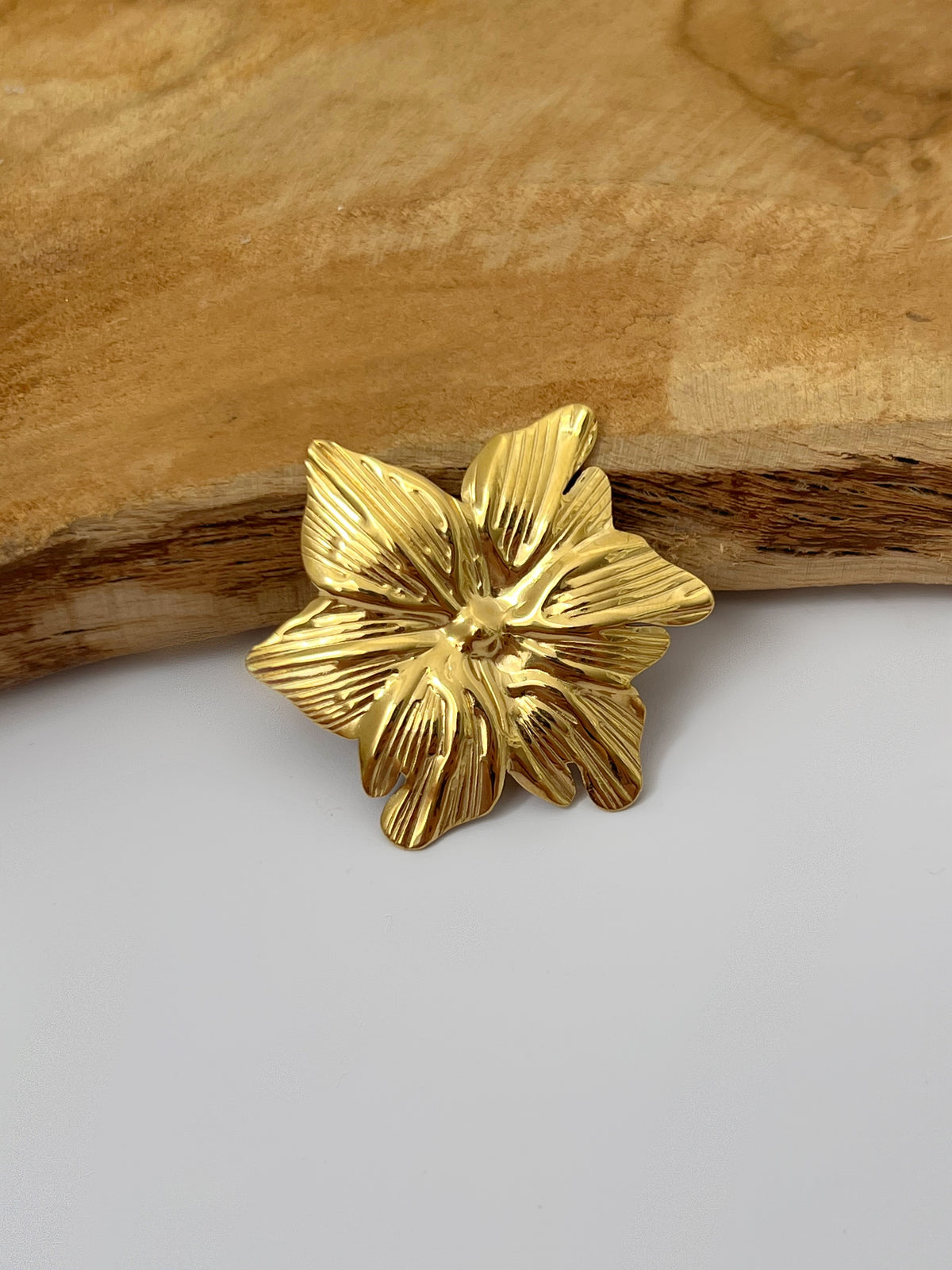 Golden brooch: Flower