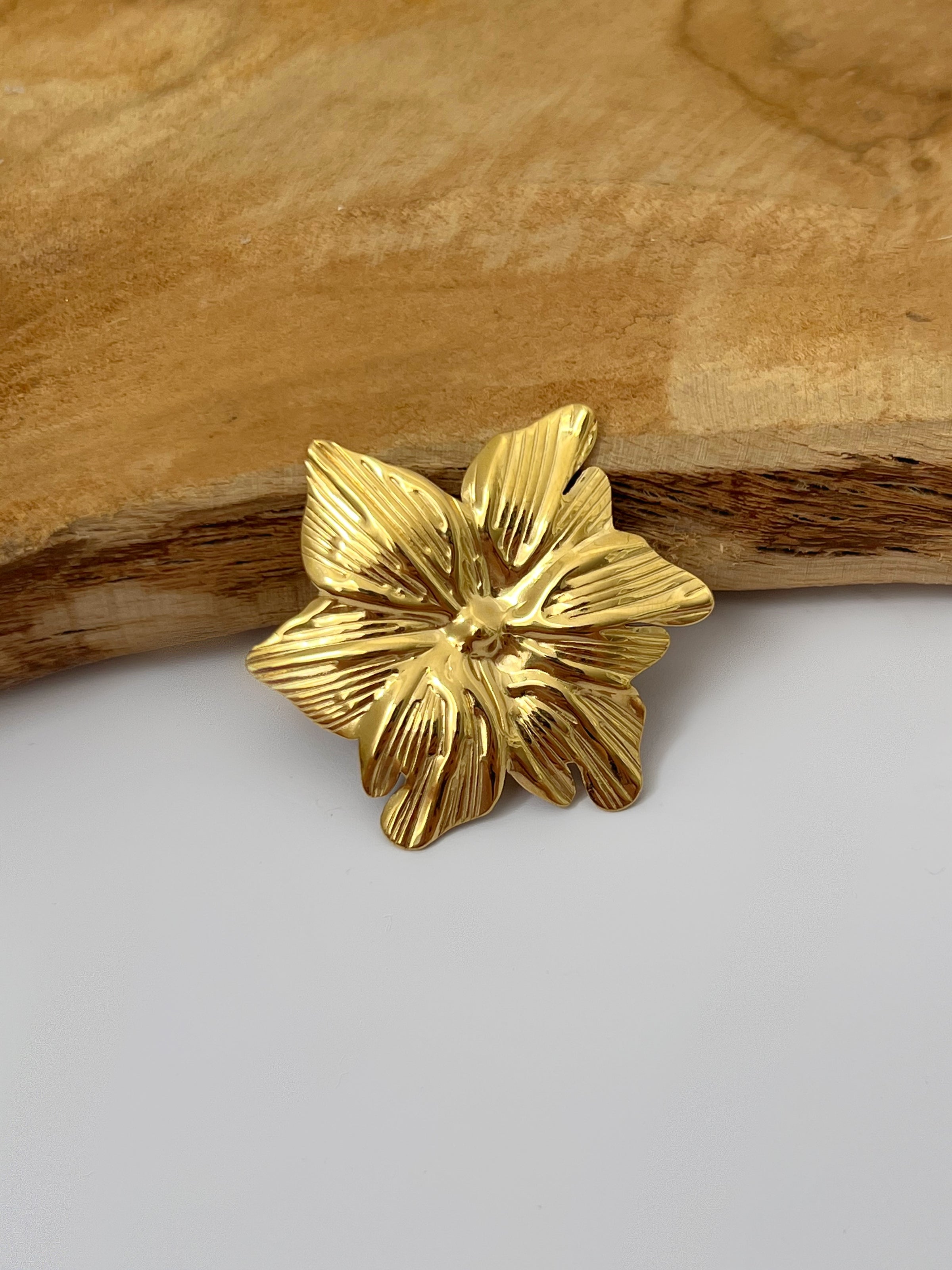 Golden brooch: Flower