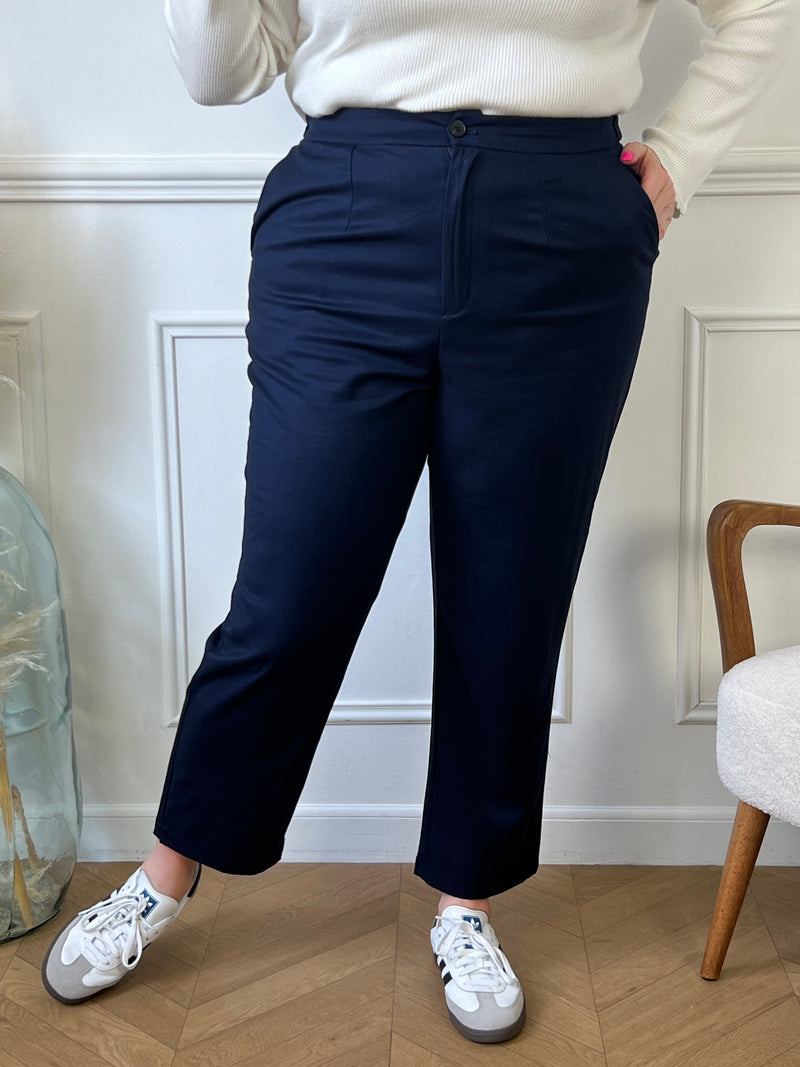 Un pantalon bleu marine à coupe droite, qui allie simplicité et élégance. Ce modèle intemporel, aux lignes épurées, offre une silhouette structurée et polyvalente, idéale pour des tenues aussi bien formelles que décontractées.