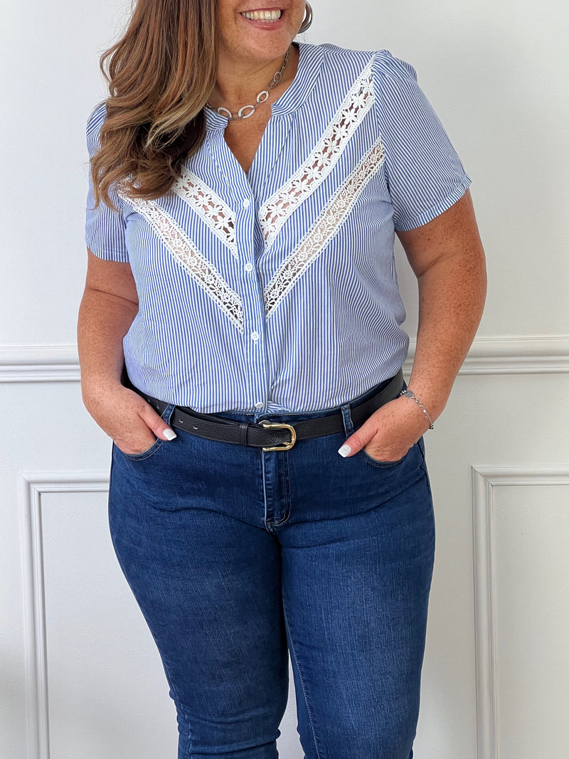 Cette chemise à rayures bleues et blanches pour femmes est parfaite pour les Curvy. Avec ses manches courtes et sa broderie délicate, elle vous apportera confort et élégance. Boutonnée sur le devant et aux poignets pour un ajustement personnalisé. Fabriquée à partir de 100% coton pour une sensation de douceur et de fraîcheur.