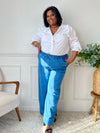 Révélez votre élégance avec le pantalon bleu Eline grande taille ! Sa coupe droite et taille haute flatte votre silhouette. Pratique avec ses poches avant et arrière, il s'ajuste parfaitement avec son élastique et ses liens de serrage.