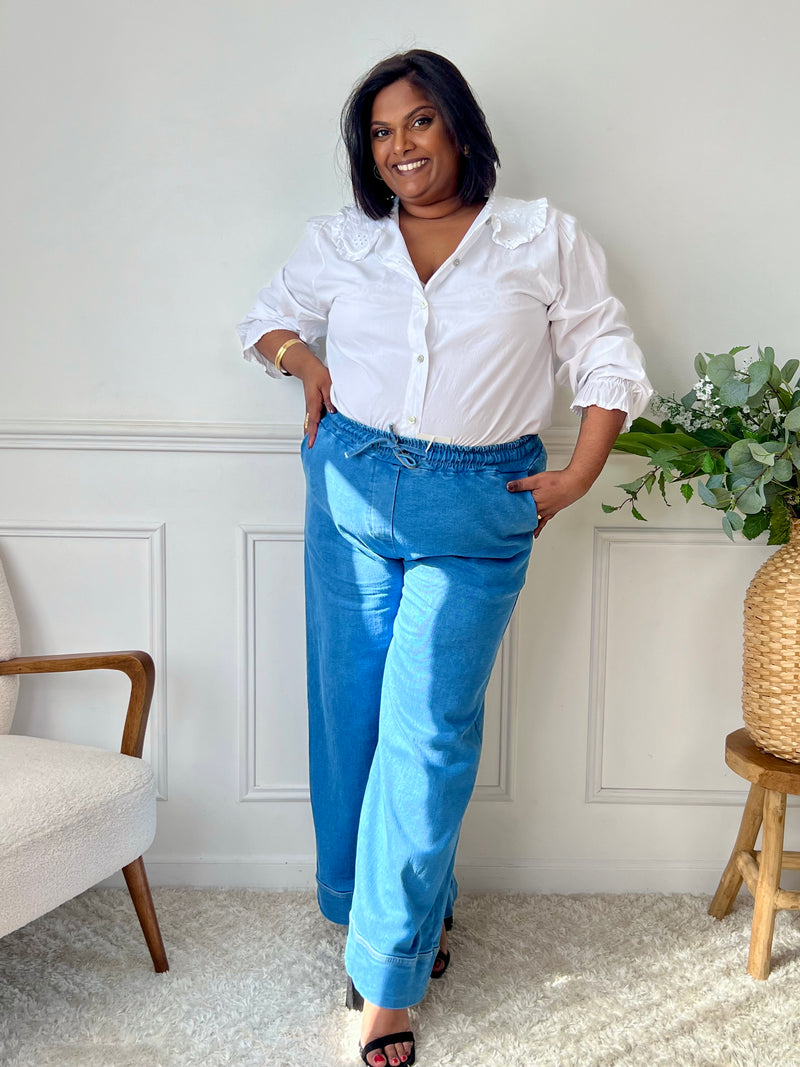 Révélez votre élégance avec le pantalon bleu Eline grande taille ! Sa coupe droite et taille haute flatte votre silhouette. Pratique avec ses poches avant et arrière, il s'ajuste parfaitement avec son élastique et ses liens de serrage.