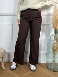 Pantalon chocolat taille haute femme
Coupe droite
Fermeture&nbsp;à zip avec un bouton
Passants pour ceinture
2 poches&nbsp;à l'avant
2 poches factices à l'arrière
Couleur : chocolat