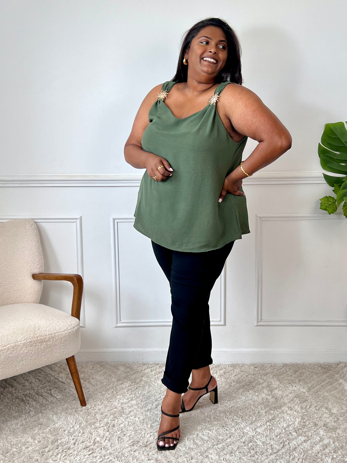 Top kaki grande taille pour femme – Ce top à bretelles non réglables présente un col rond, un détail soleil doré au niveau des épaules et une doublure à la poitrine. Sa coupe ample et son dos légèrement plus long offrent confort et élégance. Couleur kaki, facile à associer.