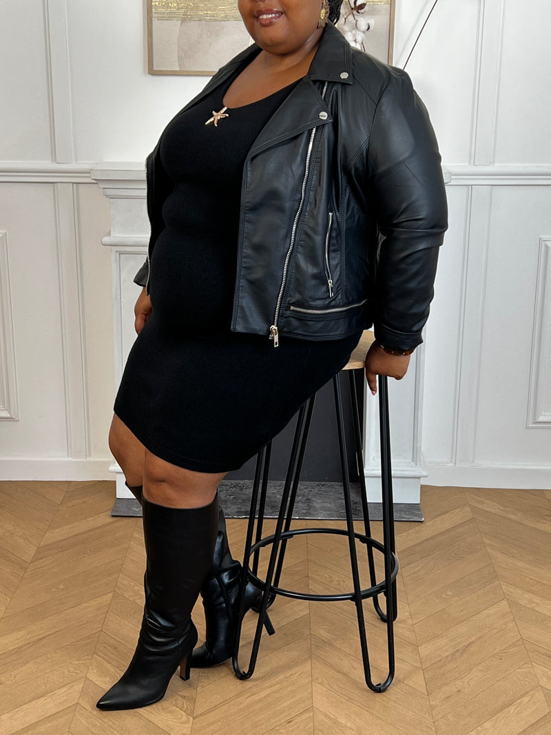 Chic et confortable, la robe pull longue noire grande taille pour femme séduit par sa coupe ample et son col V élégant. Dotée de manches longues, elle s’agrémente d’une broche en forme d’étoile sur le devant pour une touche raffinée. Un incontournable du dressing d’hiver, alliant style et confort