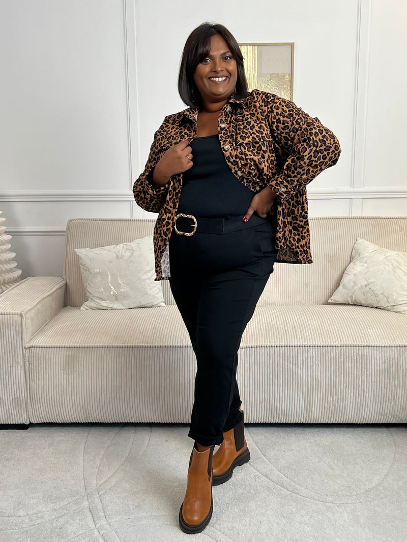 Découvrez la chemise Alda, une pièce incontournable qui allie style et confort. Avec son motif léopard captivant et son effet velours doux, elle apporte une touche d'élégance à votre garde-robe.