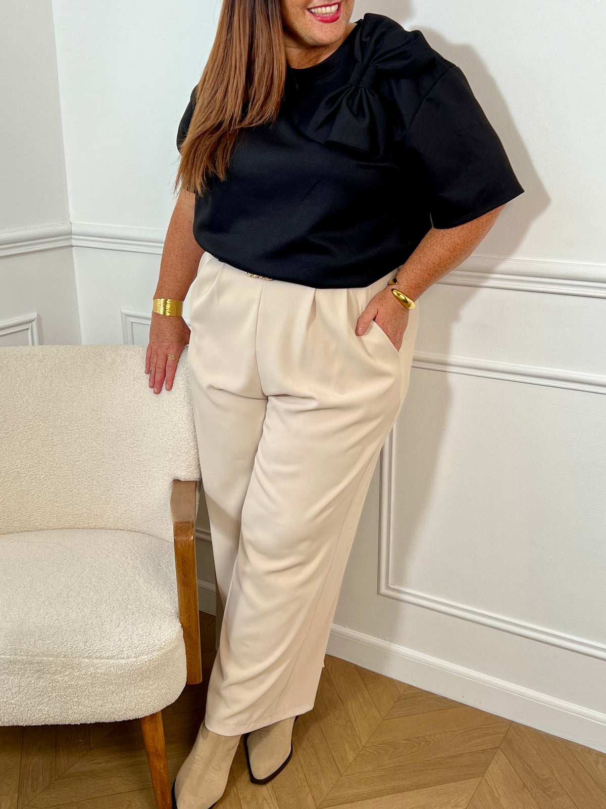 Tee-shirt noir grande taille pour femme, ce tee-shirt à manches courtes est doté d’un col rond et d’un nœud sur le devant pour une touche féminine. Confectionné dans une matière épaisse pour un tombé structuré. Couleur noir, idéale pour la mi-saison.