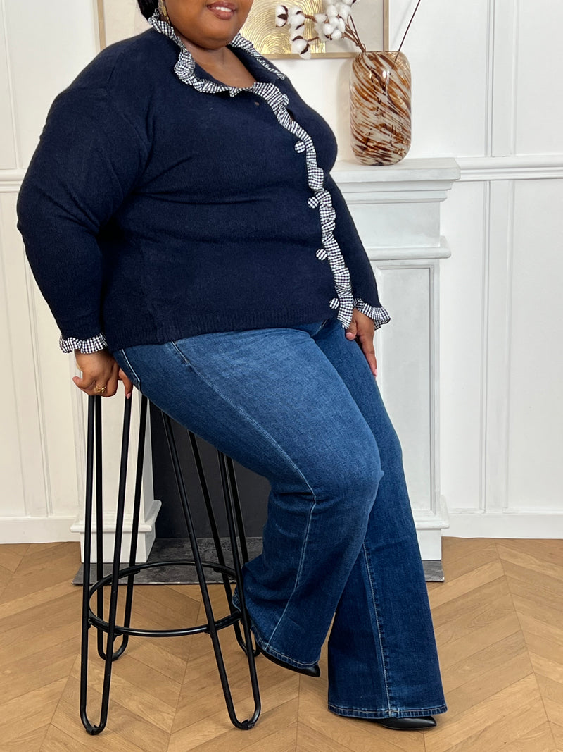 Élégance et originalité se rencontrent avec ce gilet bleu marine. Ses finitions à volants à carreaux au col, aux poignets, le long des boutons et sur toute la ligne apportent une touche raffinée et pleine de charme. Un essentiel revisité pour sublimer tes looks du quotidien.