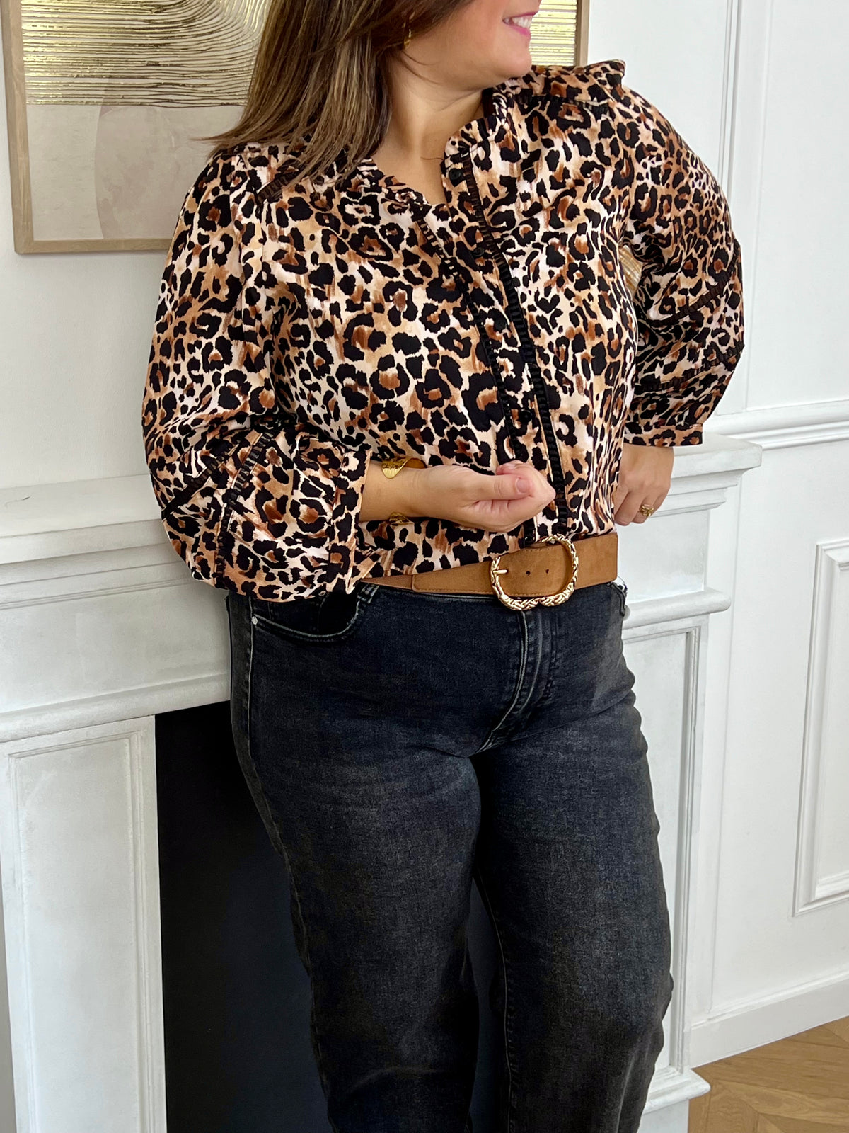 Chemise fluide à motif léopard, ajourée sur le devant et aux manches pour une touche élégante et moderne. Son col montant et ses manches longues lui confèrent une allure chic, idéale pour toutes les occasions. Ses nuances de marron, beige et noir s’accordent facilement pour un style à la fois tendance et raffiné.