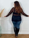 Ce top noir en dentelle élégant offre une allure féminine grâce à son col montant festonné et sa dentelle féminine. Conçu spécialement pour les tailles plus grandes, il est confortable et flatteur.