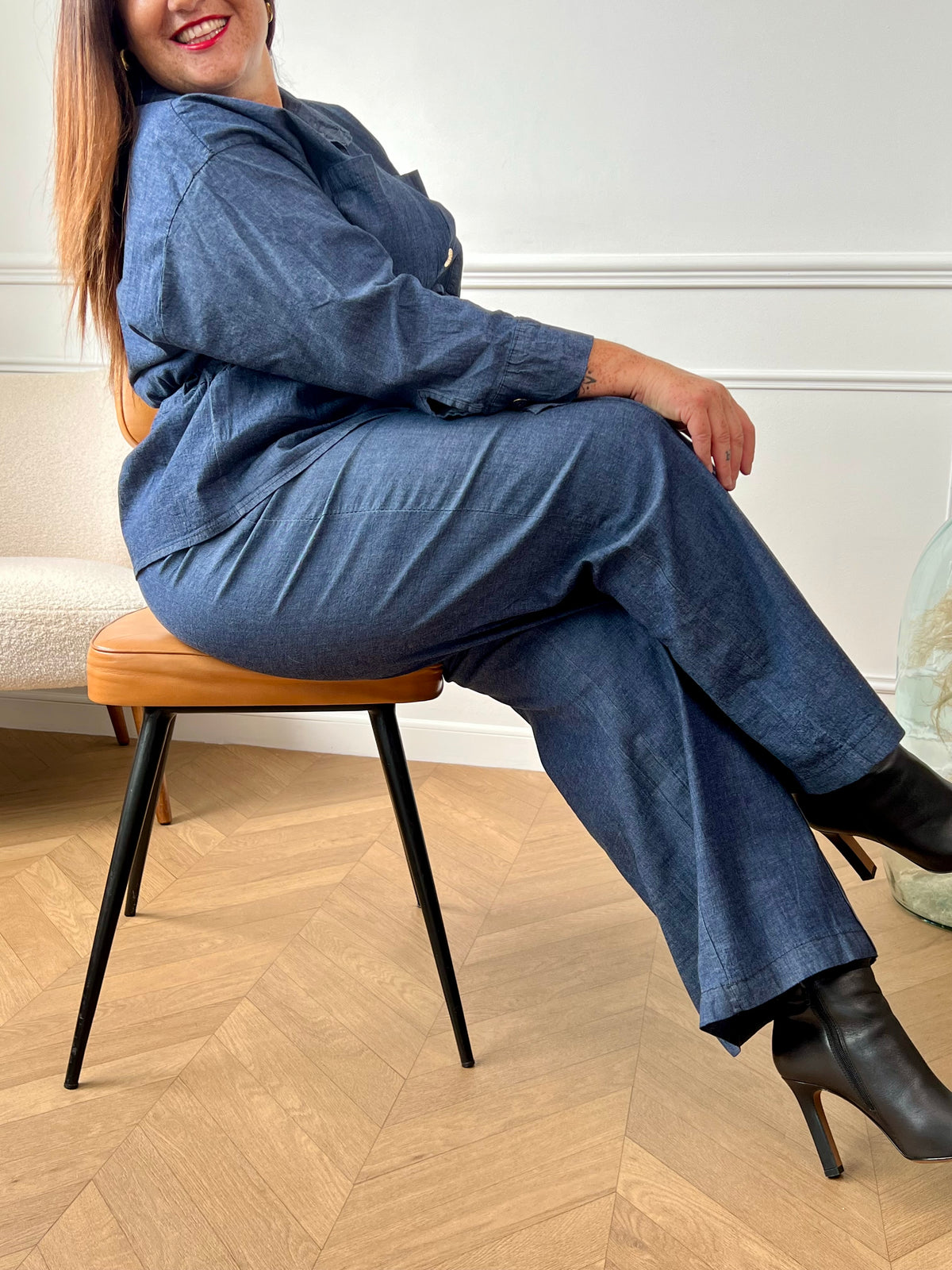 Pantalon à coupe droite effet jean bleu, alliant confort et allure décontractée. Une pièce polyvalente, idéale pour composer des looks casual ou plus habillés selon vos envies.