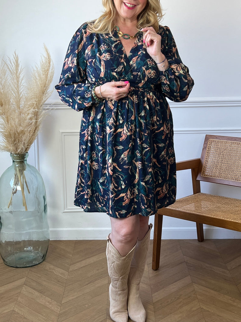 Optez pour la robe bleue à motifs Curve : Candia pour un look unique et élégant ! Avec ses manches longues, son col V et sa doublure sauf aux manches, cette robe courte vous offrira un confort inégalé. Parfait pour toutes les occasions, cette robe ajoutera une touche de fraîcheur à votre garde-robe.