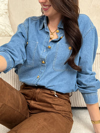 La chemise Olaya en denim bleu allie style et praticité. Avec ses manches longues, son col chemise et ses deux poches poitrine, elle s'adapte à tous vos looks. Les boutons dorés ajoutent une touche d'élégance à ce basique incontournable.