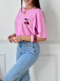Faites vous plaisir avec notre tee-shirt rose Siana ! Avec son imprimé "mon chéri" et motif cerise, vous serez sûre de vous démarquer. En plus, avec ses manches courtes et col rond, vous serez à la fois élégante et confortable.