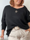 Ce pull grande taille noir Adea allie élégance et confort. Orné d’une étoile délicatement mise en valeur par des strass sur le devant, il apporte une touche lumineuse à votre tenue.&nbsp;