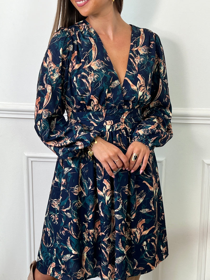 Optez pour la robe bleue à motifs : Candia pour un look unique et élégant ! Avec ses manches longues, son col V et sa doublure sauf aux manches, cette robe courte vous offrira un confort inégalé. Parfait pour toutes les occasions, cette robe ajoutera une touche de fraîcheur à votre garde-robe.