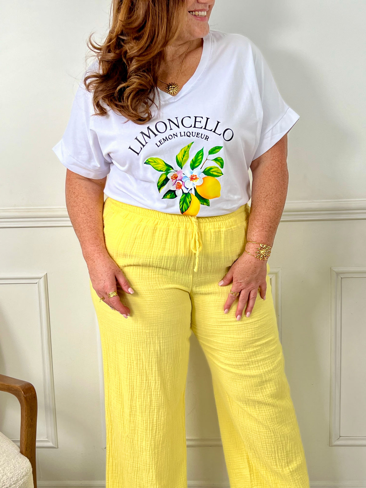 Mettez en valeur votre personnalité avec le tee-shirt écru grande taille: Lyne ! Avec ses manches courtes et son col V, il vous apporte confort et style.