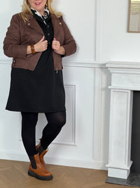 Cette robe courte noire grande taille, Lena, allie élégance et confort au quotidien. Dotée de manches longues légèrement resserrées avec élastique et bouton, elle assure une silhouette ajustée tout en facilitant les mouvements.