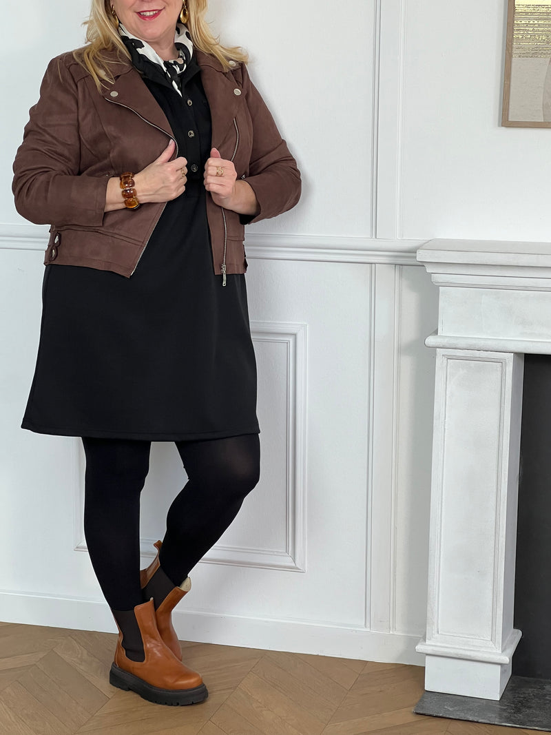 Cette robe courte noire grande taille, Lena, allie élégance et confort au quotidien. Dotée de manches longues légèrement resserrées avec élastique et bouton, elle assure une silhouette ajustée tout en facilitant les mouvements.