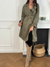 Ajoutez une touche de féminité et de style à votre garde-robe avec notre trench Marlyne en kaki. Doté d'une ceinture amovible à la taille et aux manches pour une silhouette flatteuse. Parfait pour toutes les occasions, ce trench est fendu à l'arrière pour un look à la fois chic et pratique.