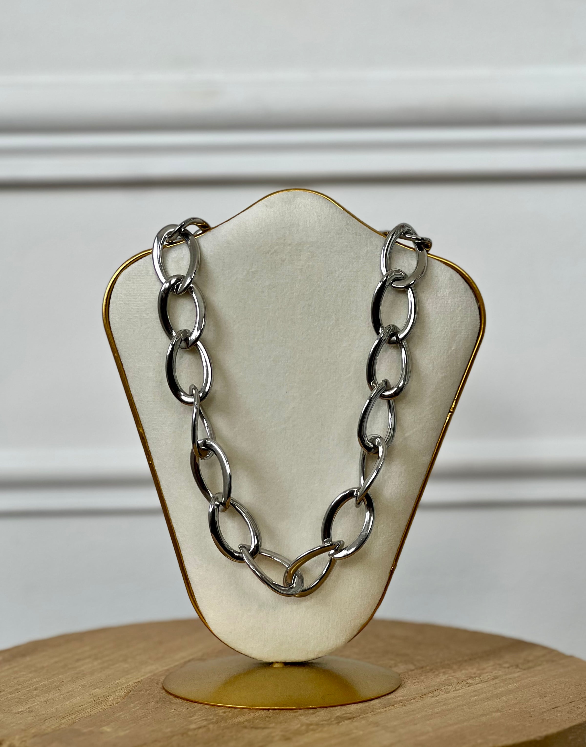 Collier argenté : Isio