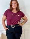 Tee-shirt bordeaux grande taille pour femme, manches courtes et col V élégant. Sa coupe moderne plus longue à l’arrière offre confort et style. Détail chic : inscription dorée "Love". Couleurs tendance bordeaux et doré, idéal pour un look casual et féminin