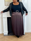 Cette jupe longue en satin marron, modèle Lola, allie élégance et confort grâce à sa taille élastique qui s'adapte parfaitement à toutes les morphologies.
