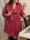 Éclatante et féminine, cette robe courte bordeaux et dorée attire tous les regards. Sa coupe élégante et ses reflets lumineux subliment la silhouette pour un look chic et festif.
